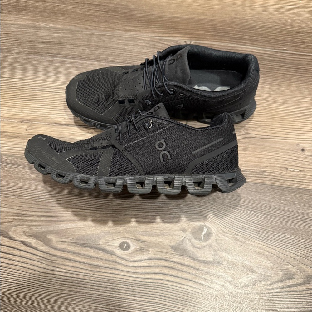 On Running Black Athletic Trainers with CloudTec Sole
